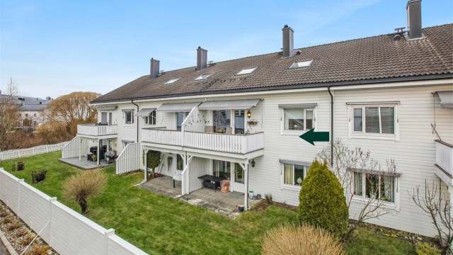 Tiltalende og stor eierleilighet med 3 soverom og 2 bad | Solrik balkong og p-plass | Gangavstand til tog og sentrum