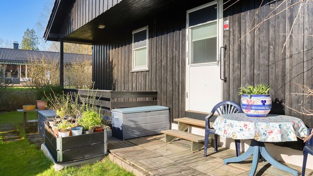 Markterrassen utenfor soverommet gir en ekstra uteplass med enkel tilgang til hagen.