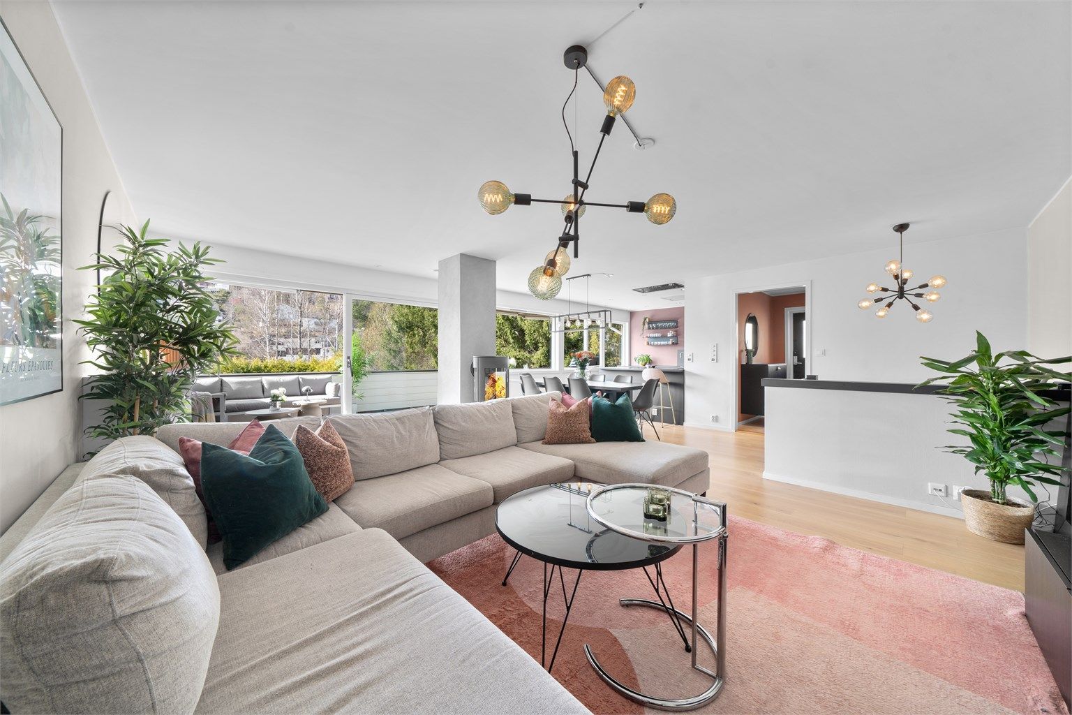 Store vestvendte glassflater og åpen planløsning som byr på supre lysforhold