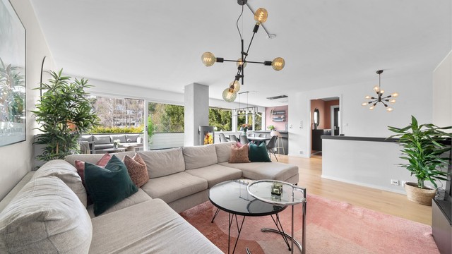 Store vestvendte glassflater og åpen planløsning som byr på supre lysforhold