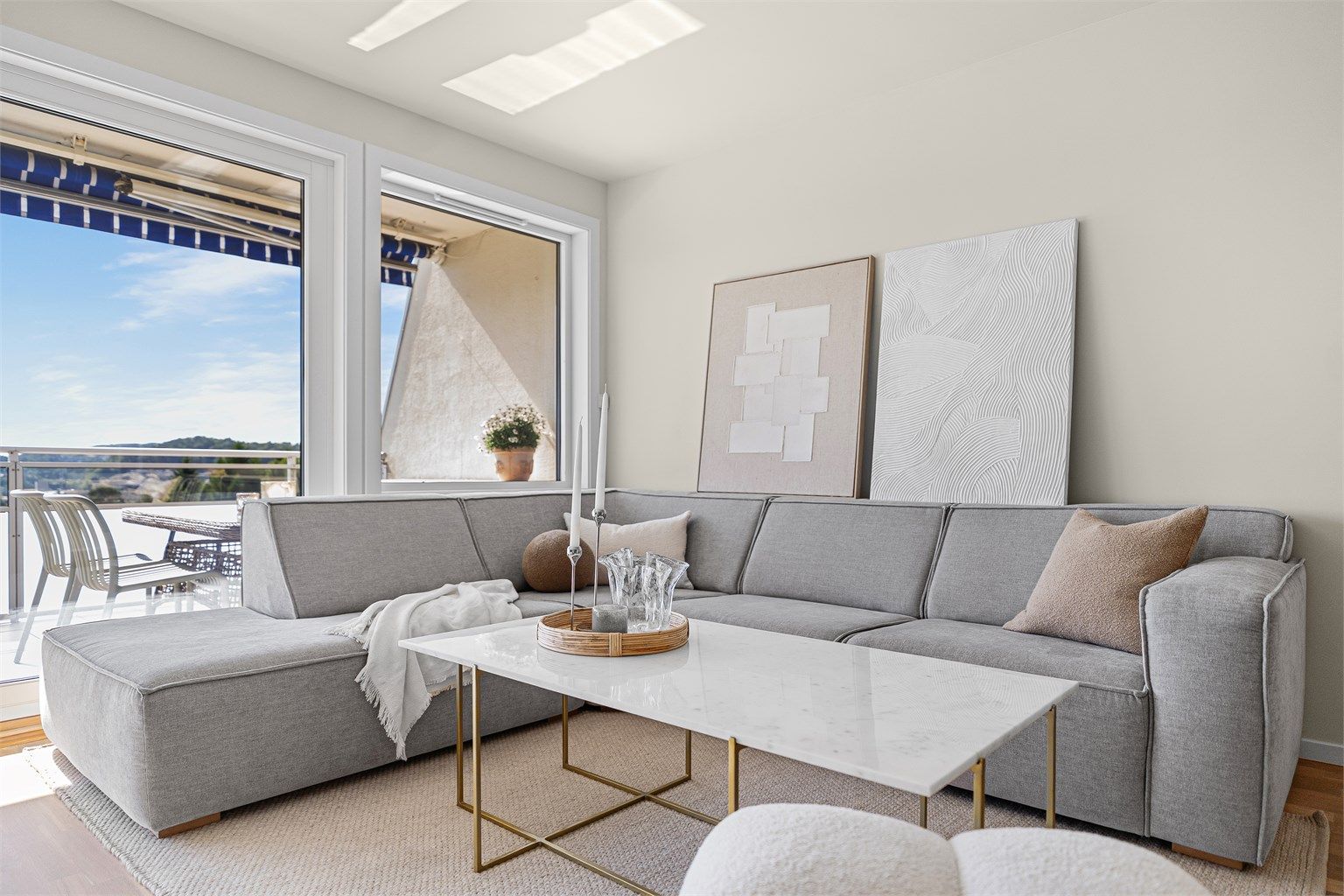 Lys og delikat stue med store vindusflater 