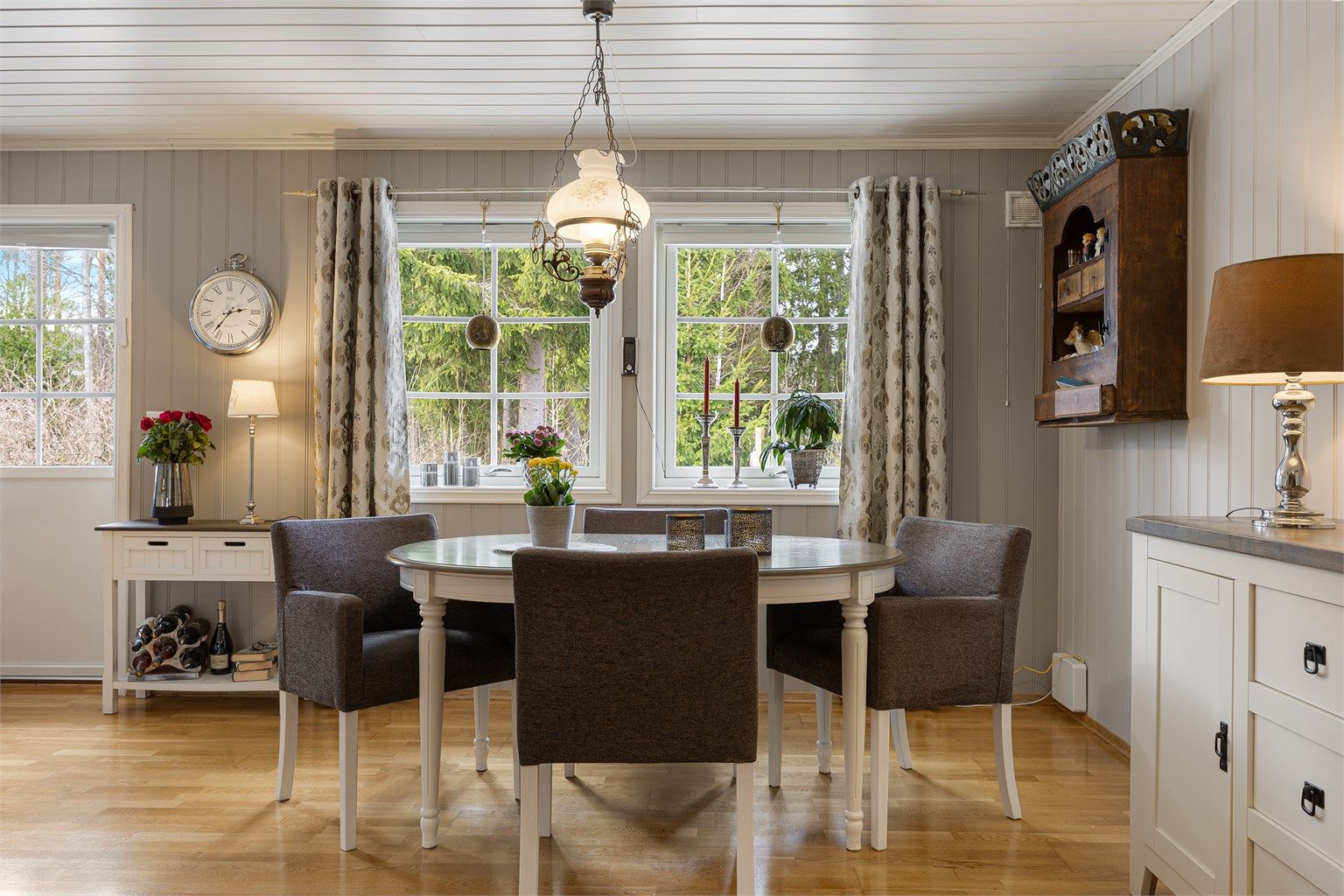 Spiseplassen er sentralt plassert mellom stue og kjøkken, med god plass til et større spisebord.