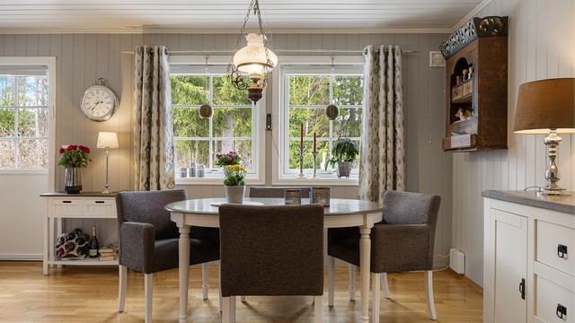 Spiseplassen er sentralt plassert mellom stue og kjøkken, med god plass til et større spisebord.