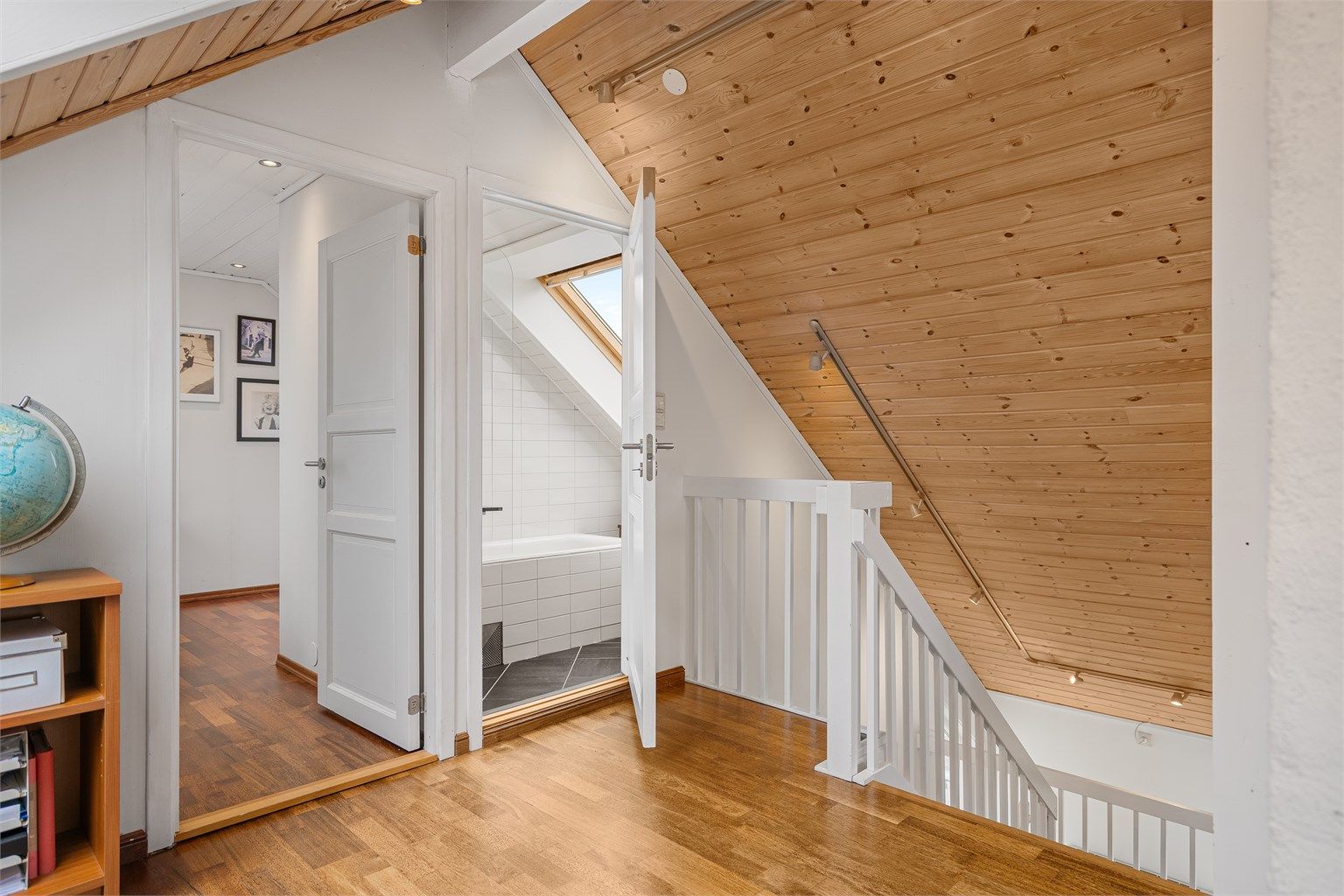 Opprinnelig var dette et stor loftsrom, og soverom er ikke byggemeldt og godkjent i ettertid. Kjøper tar over risikoen for dette. 