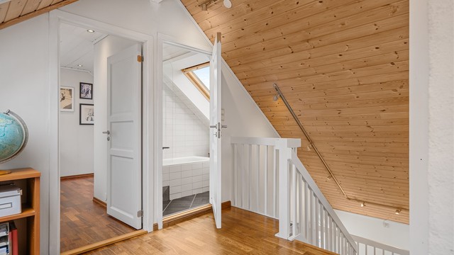 Opprinnelig var dette et stor loftsrom, og soverom er ikke byggemeldt og godkjent i ettertid. Kjøper tar over risikoen for dette.