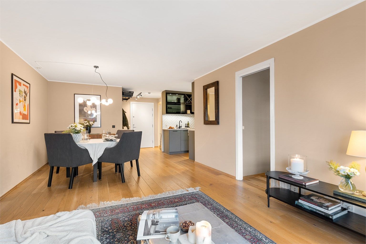 Stuen har også god plass til å møblere med et spisebord- perfekt for å invitere venner og familie på besøk.