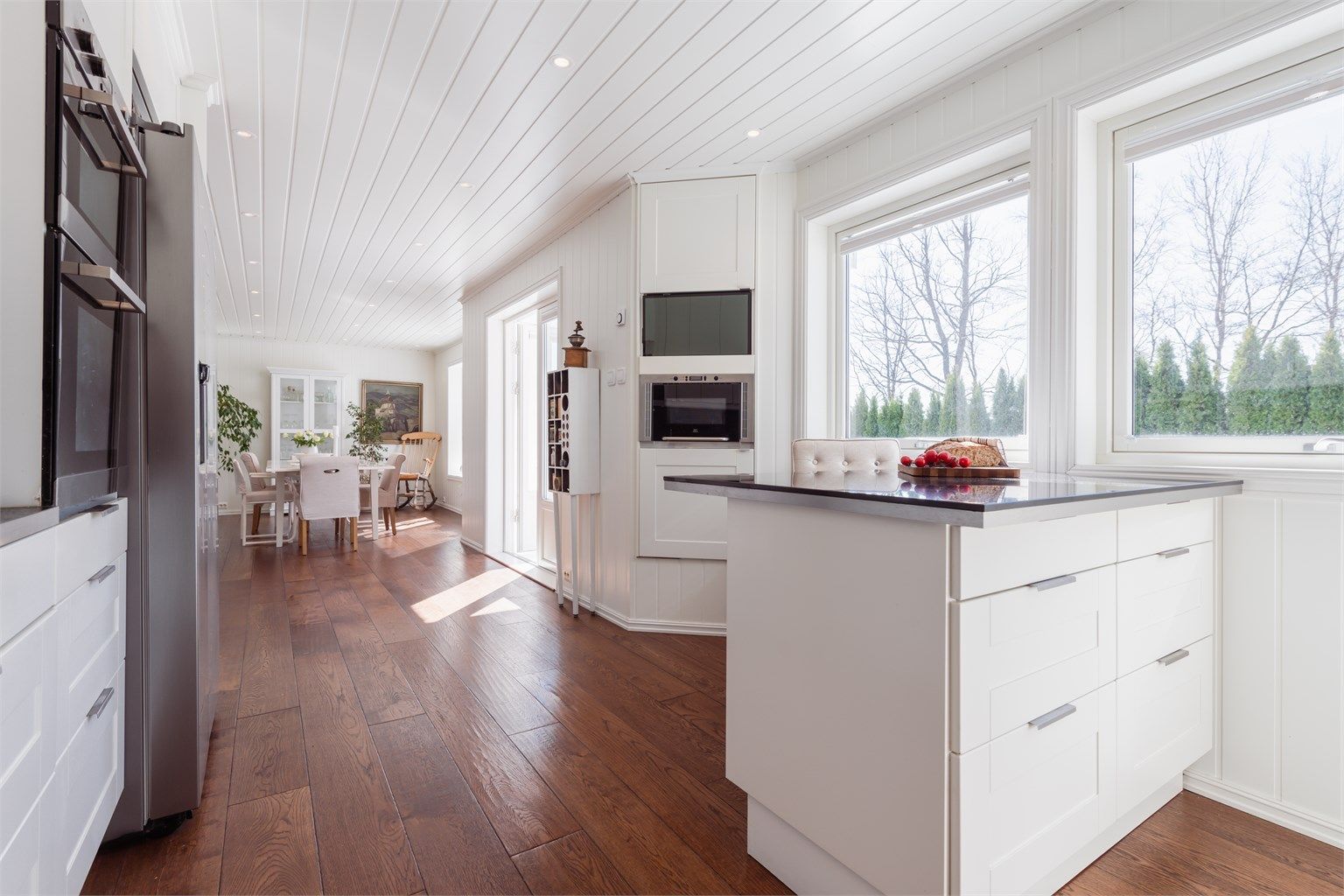 En praktisk halvøy gir ekstra benkeplass og en hyggelig spiseplass for raske måltider.