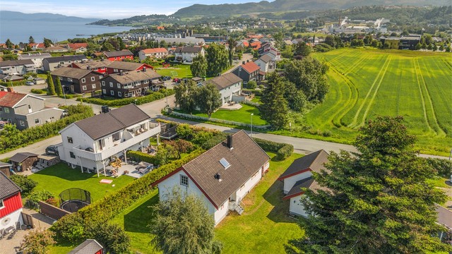 Ladestien ligger ca. 10 min. fra boligen, og etter ca. 15 minutters gange langs stien finner du Hansbakkfjæra. Fra Ranheim har du kort og enkel adkomst til både E6, Omkjøringsveien og Trondheim sentrum.