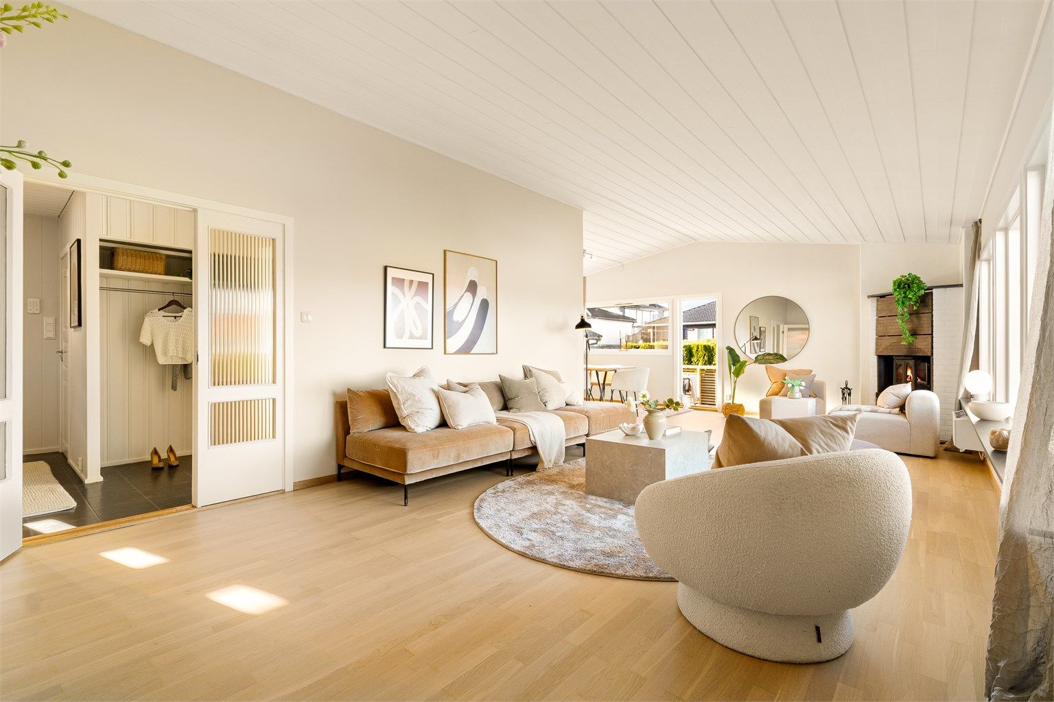 Nyslipte og lakkede gulvflater i stue og kjøkken.