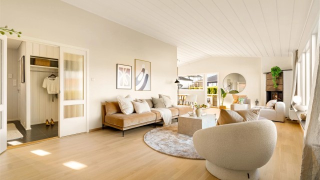 Nyslipte og lakkede gulvflater i stue og kjøkken.