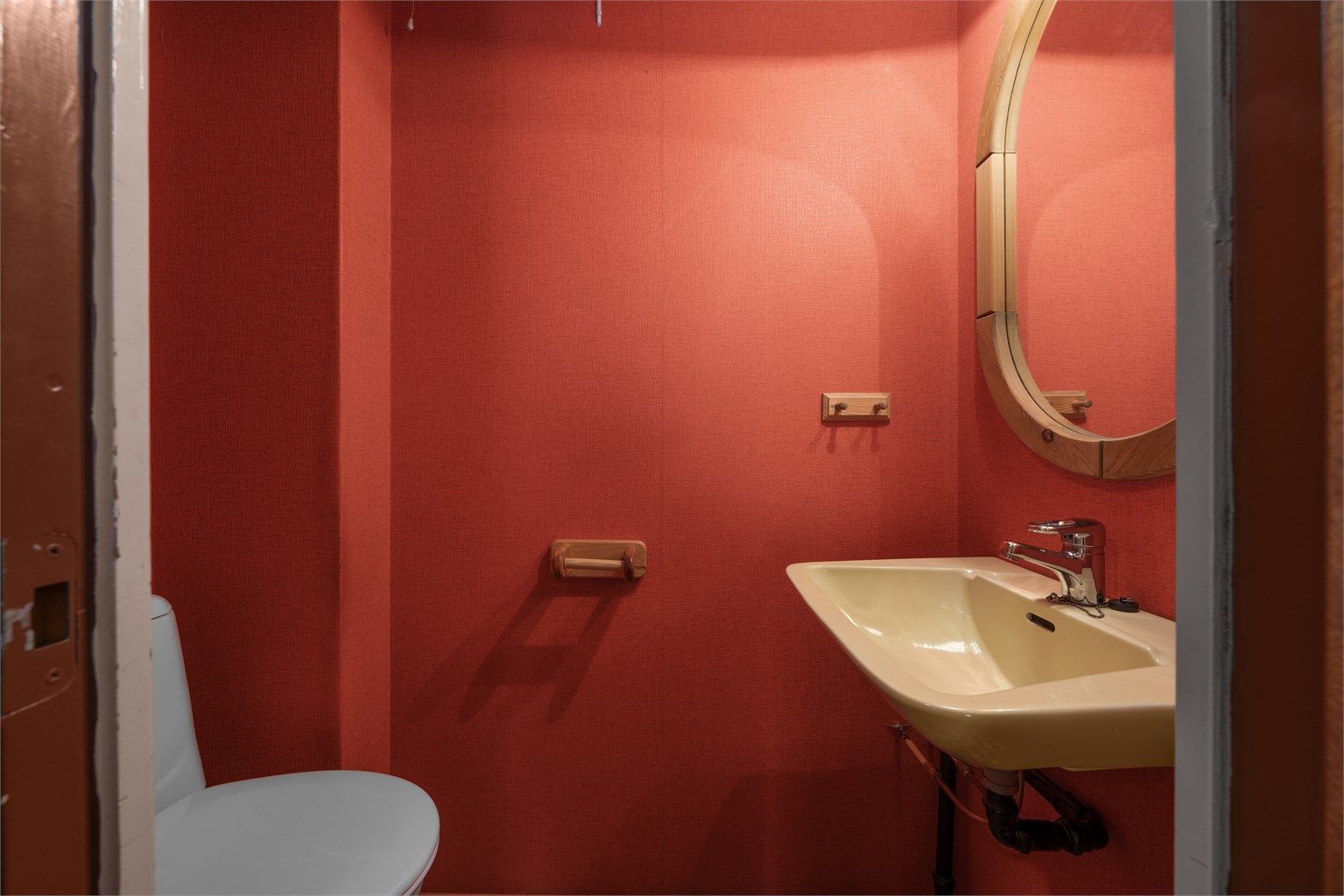 I tillegg til badet har etasjen et separat toalettrom med servant og toalett.