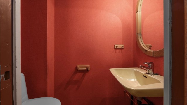 I tillegg til badet har etasjen et separat toalettrom med servant og toalett.