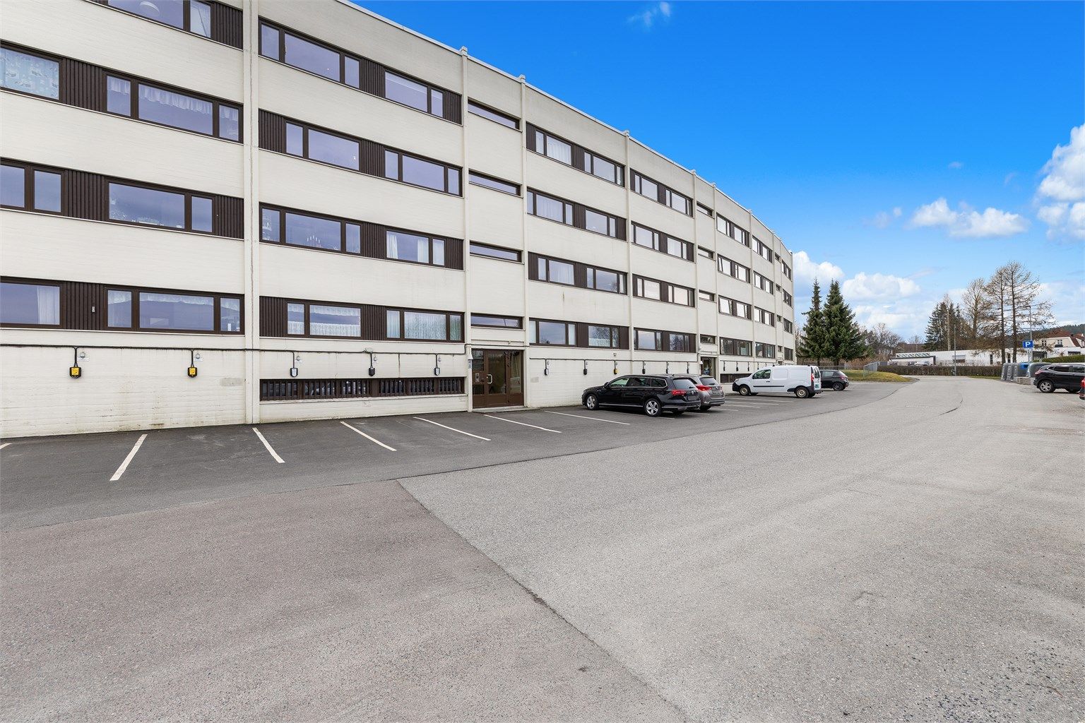 Gode parkeringsmuligheter. Borettslaget tilbyr leie av plasser med ladeboks for elbil.