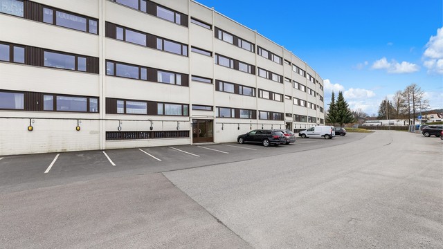 Gode parkeringsmuligheter. Borettslaget tilbyr leie av plasser med ladeboks for elbil.