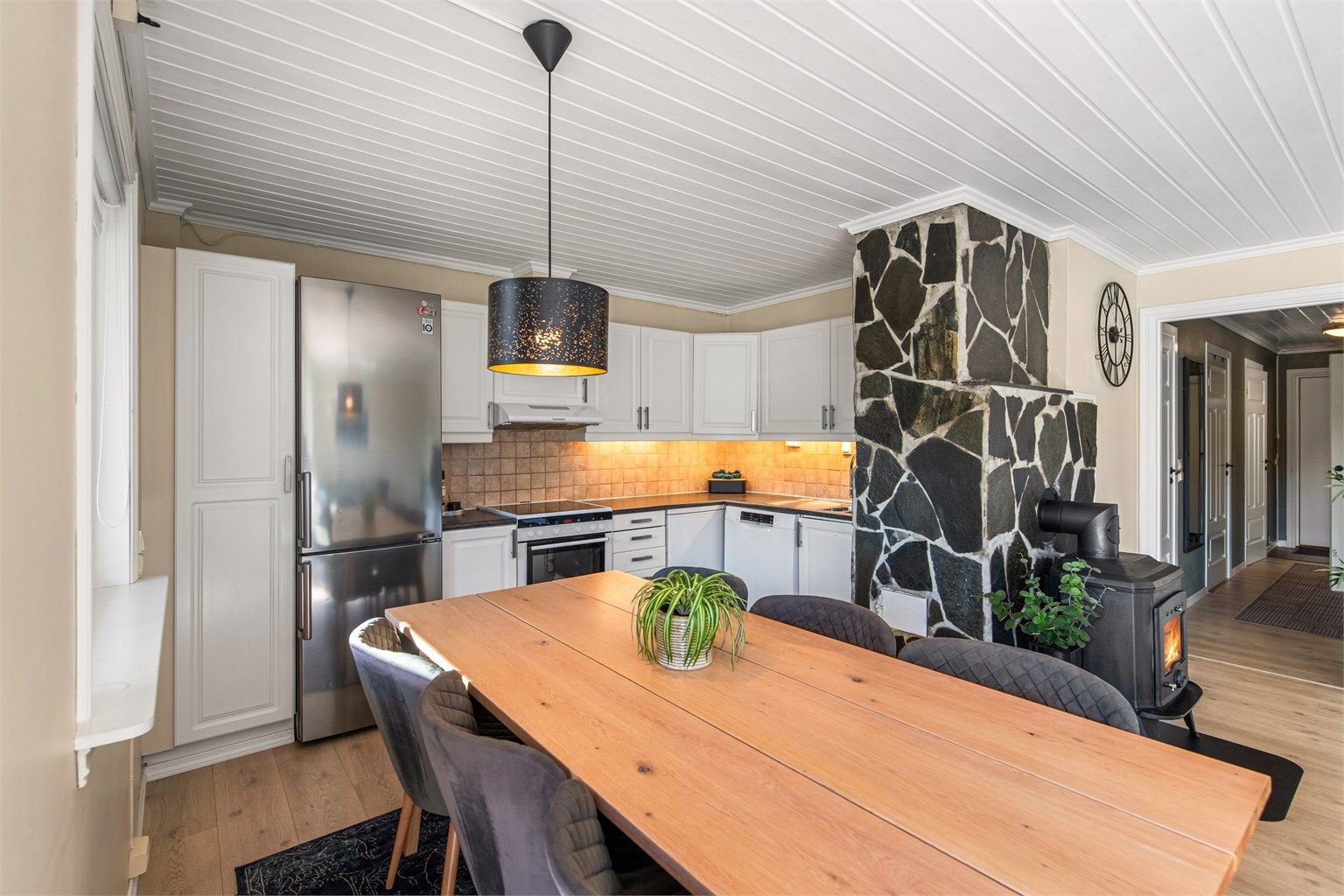 Kjøkkenet ligger i åpen løsning mot stuen og har rikelig med plass til stort spisebord. 