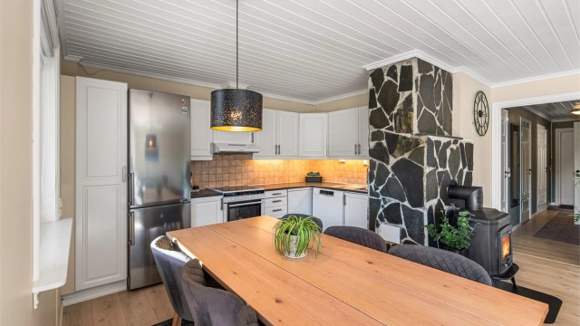 Kjøkkenet ligger i åpen løsning mot stuen og har rikelig med plass til stort spisebord.