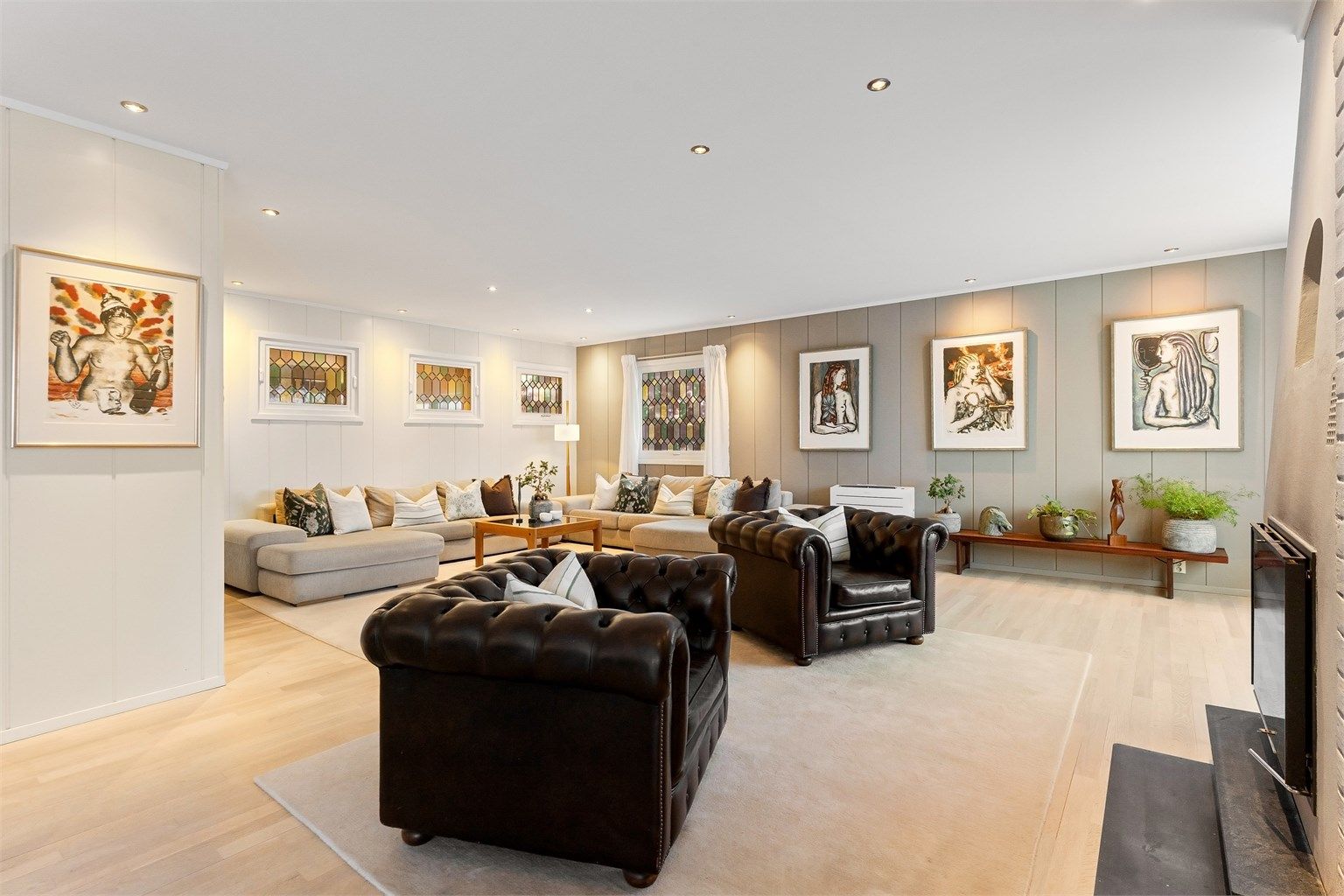 Oppvarming sikres blant annet av en moderne Daikin luft-til-luft varmepumpe fra 2022.