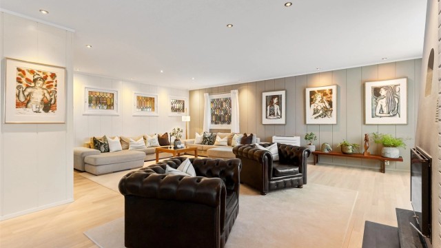 Oppvarming sikres blant annet av en moderne Daikin luft-til-luft varmepumpe fra 2022.