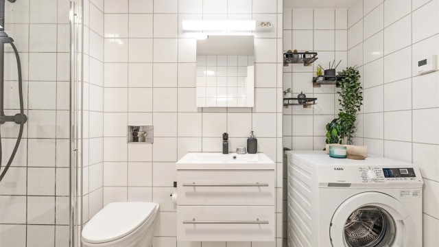 Her er det opplegg for vaskemaskin. Vaskemaskinen medfølger salget.