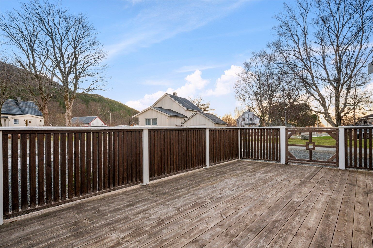 Fra stuen har man direkte utgang til en romslig terrasse på hele 31 kvm med god plass til ønsket utemøblement og grill. 