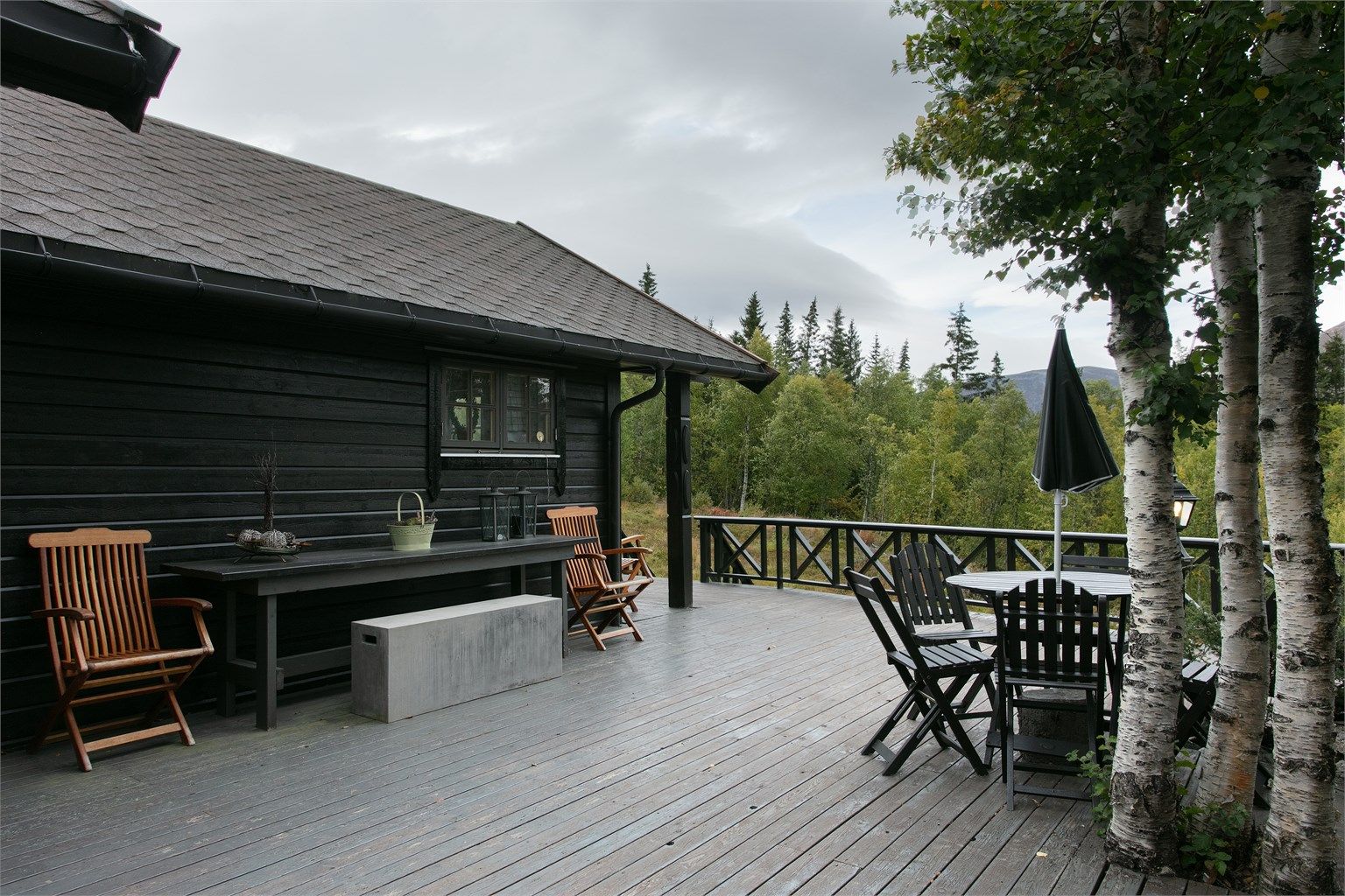 Uteområdet har god plass til både spisebord og flere sittebenker.