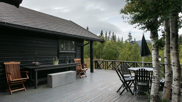 Uteområdet har god plass til både spisebord og flere sittebenker.
