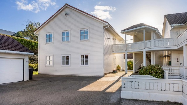 Leiligheten ligger i byggets 2. etasje, med egen balkong og egen parkering i lukket garasje utenfor. ( Foto: John Mossige )