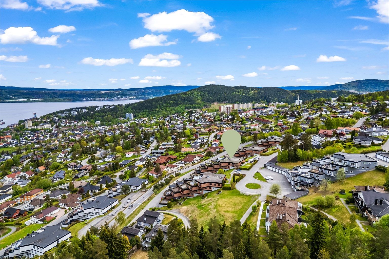Beliggenhet i et veletablert og familievennlig boligstrøk på Austad skog, uten gjennomgangstrafikk.