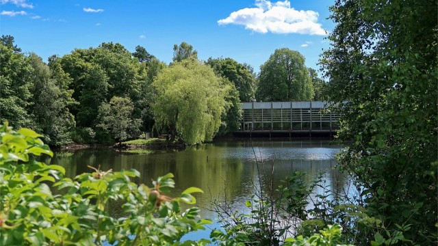I nærmiljøet er det flotte turmuligheter i lysløype og skog, samt mulighet til bading i ferskvann.