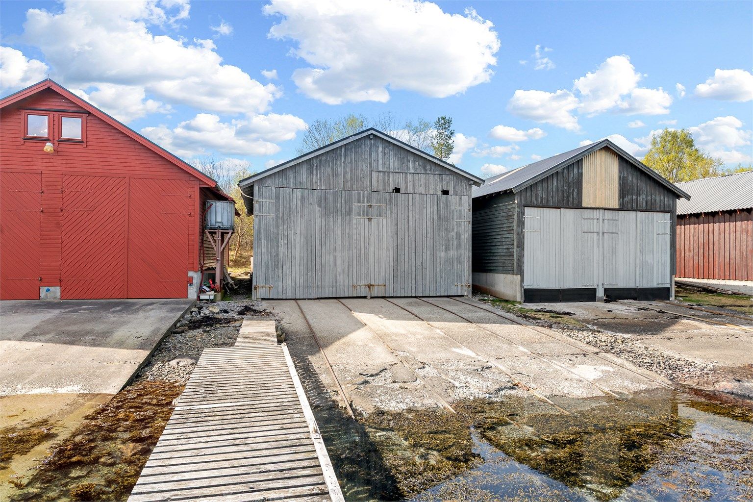 Velkommen til dette romslige dobbelt-naustet fra 1987. Med et bruksareal på 113 m² får du her rikelig med plass til båt og utstyr.