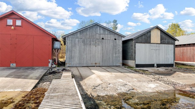 Velkommen til dette romslige dobbelt-naustet fra 1987. Med et bruksareal på 113 m² får du her rikelig med plass til båt og utstyr.