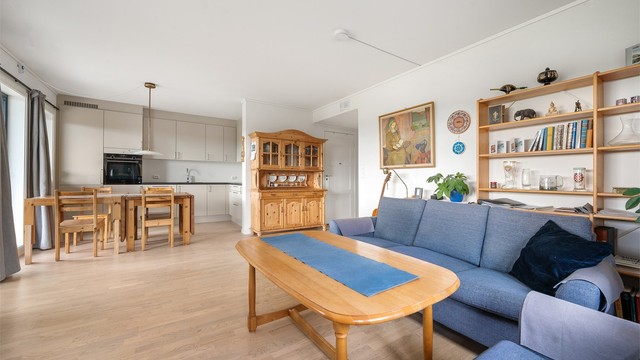 Oppholdsrommet gir god plass til både sofagruppe og spisebord i åpen forbindelse med kjøkkenet.