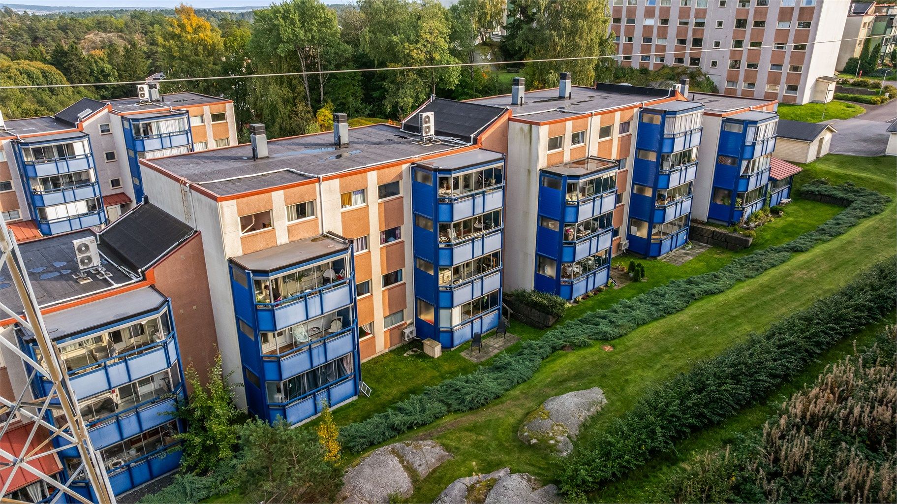 Kollen Borettslag består av lavblokker fra 1978 med velholdte plenarealer og flotte fellesanlegg.