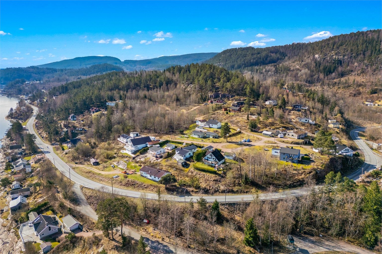 Bussholdeplassen i Jordfallbukta ligger kun tre minutters gange unna.