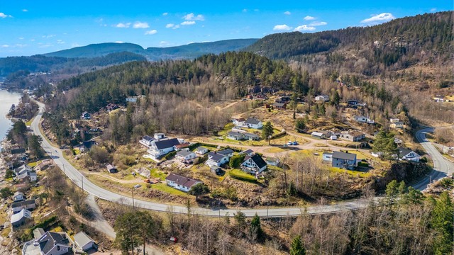 Bussholdeplassen i Jordfallbukta ligger kun tre minutters gange unna.