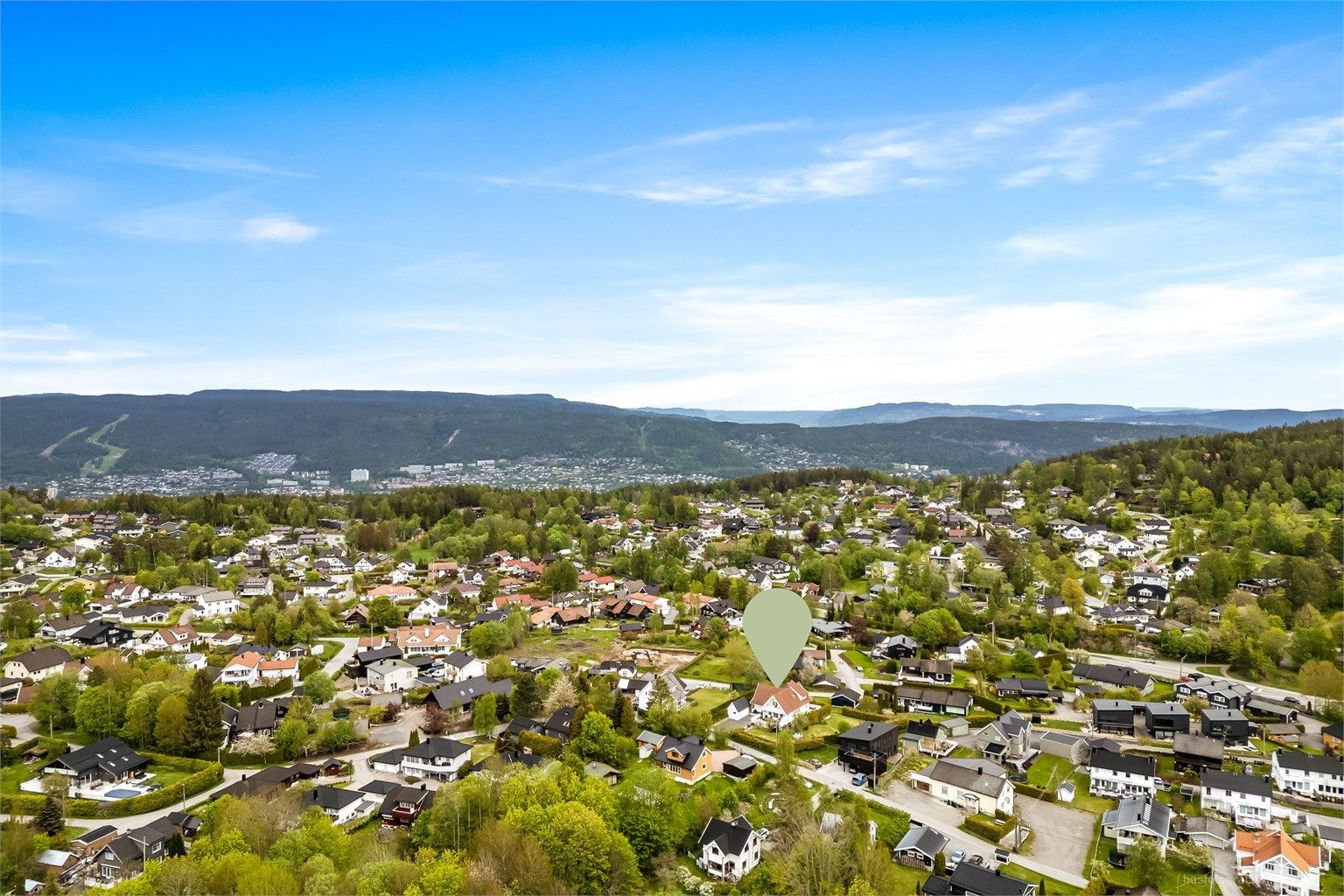 Praktisk avstand til Konnerudsenteret, skoler og idrettsanlegg.