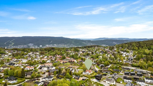 Praktisk avstand til Konnerudsenteret, skoler og idrettsanlegg.