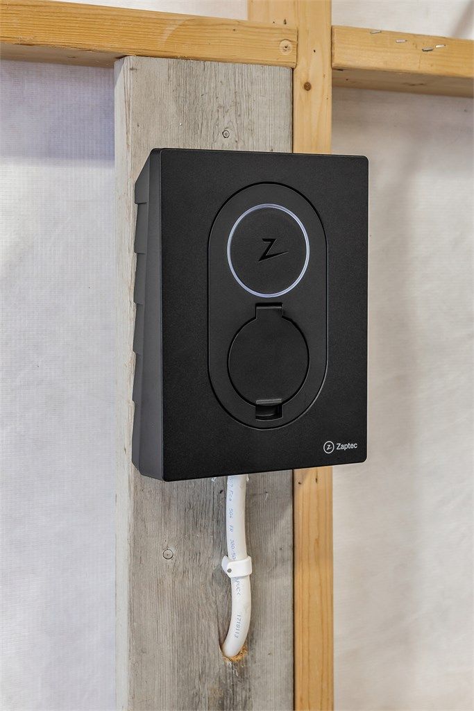 Montert Zaptec el-billader i 2023 i garasjen, infrastrukturen ble etablert i 2018.