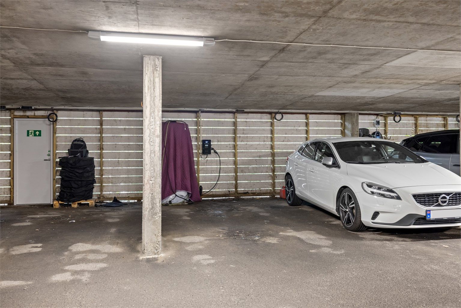 Det medfølger en fast parkeringsplass med elbillader i felles garasjeanlegg.