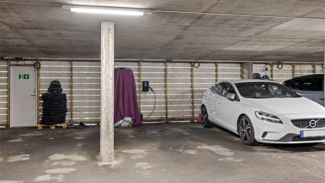 Det medfølger en fast parkeringsplass med elbillader i felles garasjeanlegg.