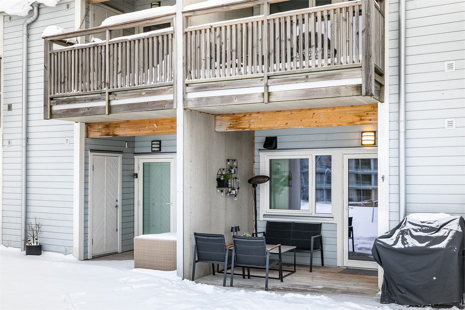 Sommerstid kan du gå rett ut på den store plenen foran bygget - direkte fra egen platting. Fotograf; Børge Oppegård.