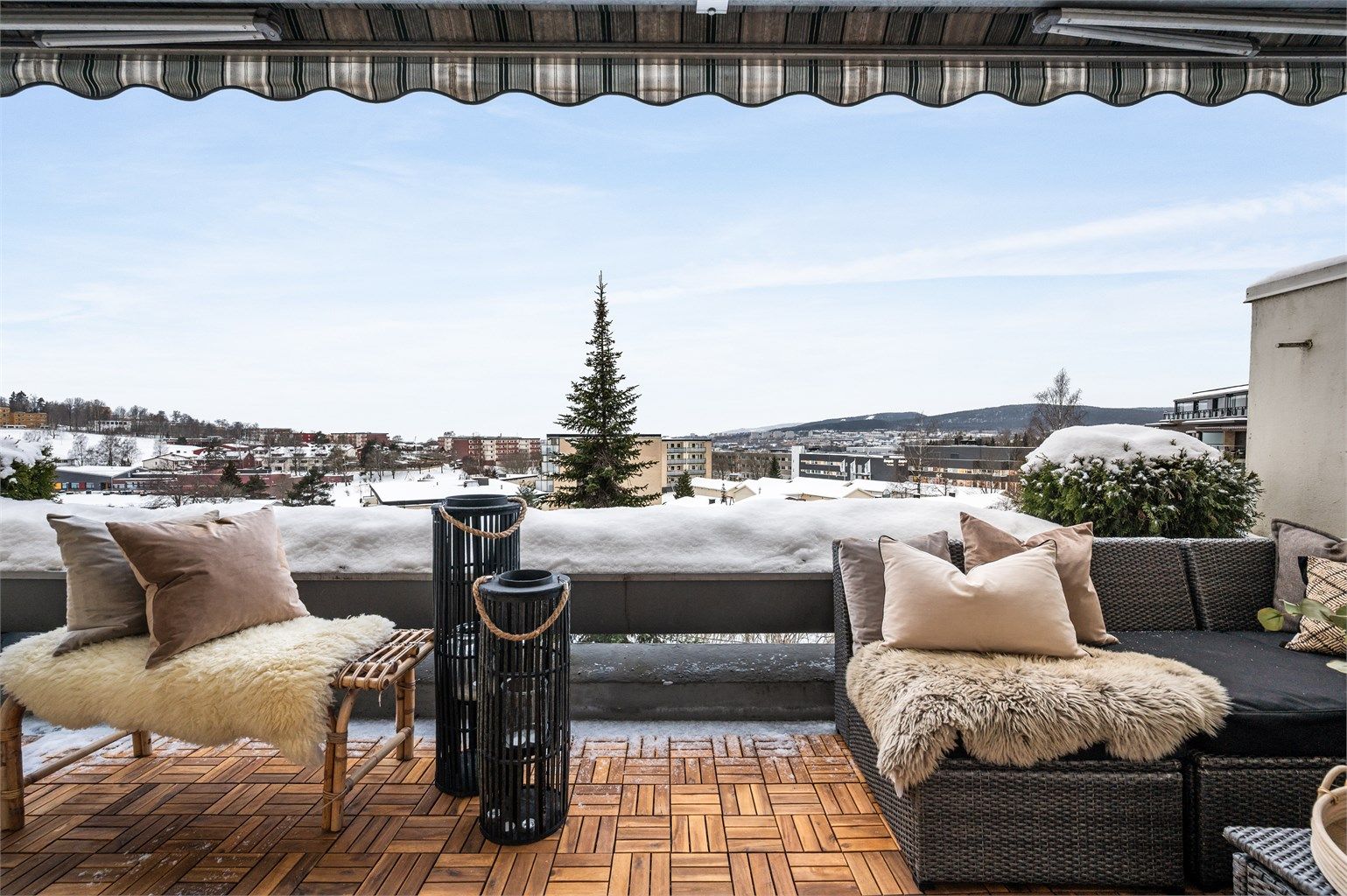 Balkongen har god plass til sittegruppe og fungerer som et naturlig oppholdsrom i sommerhalvåret.