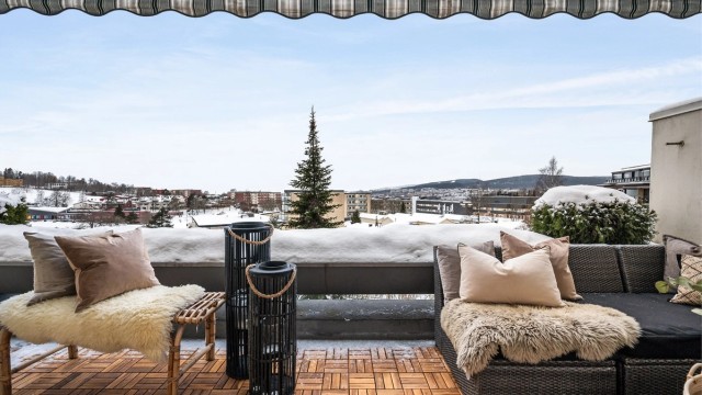 Balkongen har god plass til sittegruppe og fungerer som et naturlig oppholdsrom i sommerhalvåret.