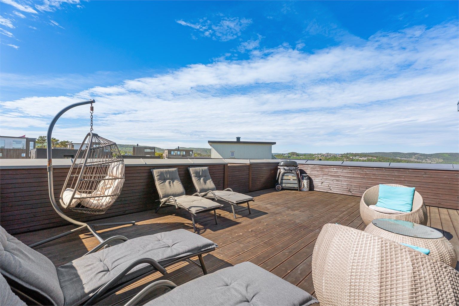 Fantastisk og solfylt takterrasse med egen trapp ned til hagen.
