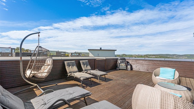 Fantastisk og solfylt takterrasse med egen trapp ned til hagen.