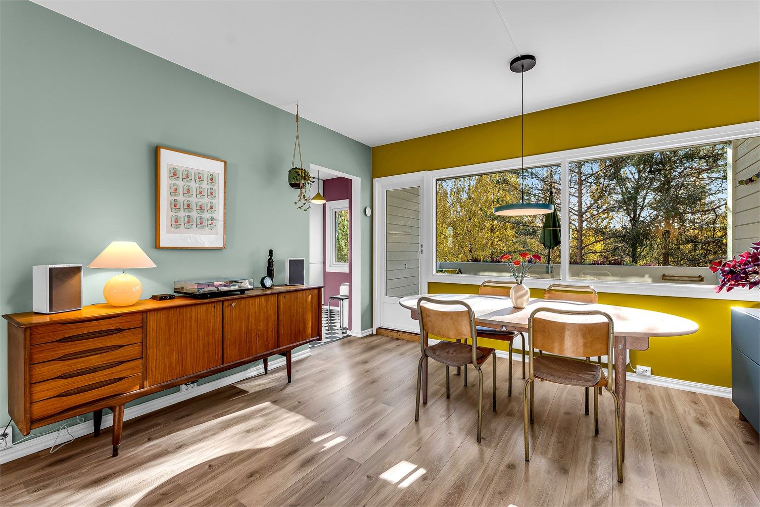 Både fra kjøkken og stue har du utsyn mot hyggelig skogholt.
Marka er rett bak her samt de populære kunsterboligene. 