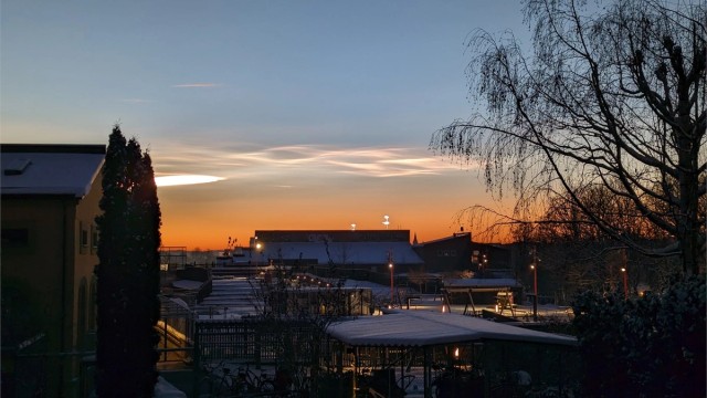 Fra stuen og balkongen kan du nyte flotte solnedganger! Bilde tatt fra balkongen av selger