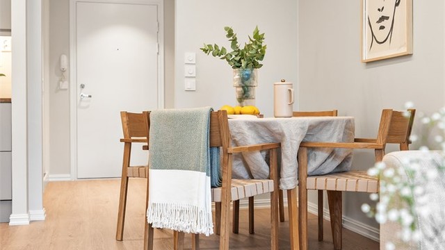 Lys og trivelig spisekrok med fri passasje mot entreen.
