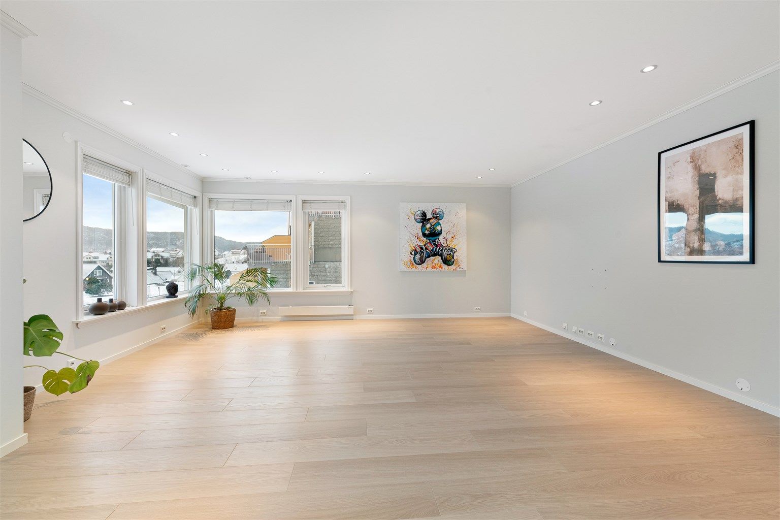 Fra kjøkken mot stue - det er god plass til både sofagruppe og spisestue i tilknytning til kjøkken