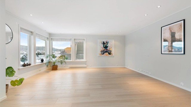 Fra kjøkken mot stue - det er god plass til både sofagruppe og spisestue i tilknytning til kjøkken